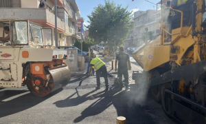 Συνεχίζονται τα έργα ασφαλτοστρώσεων σε δρόμους από τον Δήμο Ηρακλείου Η περιοχή των Καμινίων στο επίκεντρο

