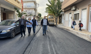 Στις εργασίες ασφαλτόστρωσης στα Καμίνια ο Αλέξης Καλοκαιρινός

